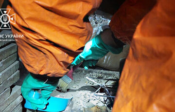 Во Львове спасатели собрали в подъезде многоэтажки почти три килограмма ртути Во Львове спасатели собрали в подъезде многоэтажки почти три килограмма ртути