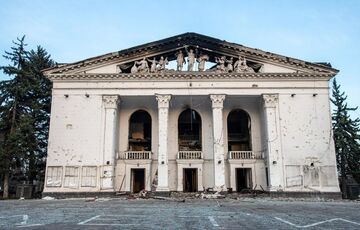 СМИ: 80% актеров драмтеатра в Мариуполе продолжают работать на окупантов