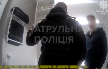 Киевлянин вызвал копов из-за шумных соседей, но оказалось, что гудит его электробритва: видео