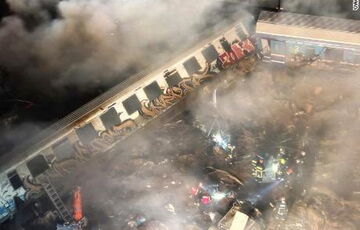 В Греции столкнулись пассажирский и грузовой поезда: МИД выясняет, есть ли среди пострадавших украинцы