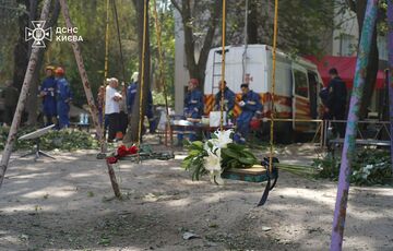 Удар по висотці в Солом'янському районі: до місця, де вчора батьки чекали на сина, несуть квіти 