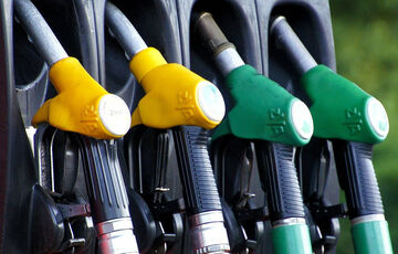 Зеленский подписал закон о повышении акцизов на горючее Зеленский подписал закон о повышении акцизов на горючее