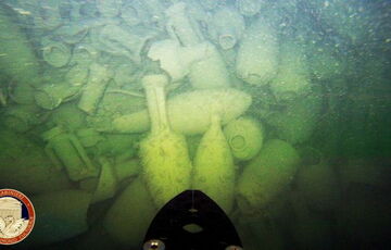 У берегов Италии нашли корабль, которому больше 2 тысяч лет. На его борту - сотни целых амфор