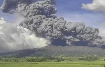 На Филиппинах начал извергаться вулкан