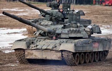 Bloomberg: РФ продолжает перебрасывать танки к украинским границам 