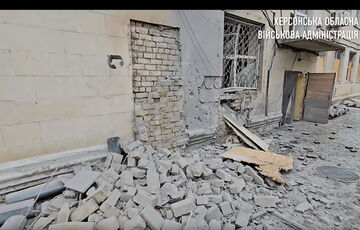 Россияне сбросили взрывчатку с дрона на жилой дом в Херсонской области Россияне сбросили взрывчатку с дрона на жилой дом в Херсонской области