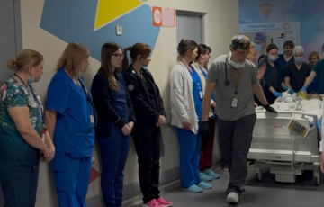 В ”Охматдет” организовали коридор почета для 13-летнего подростка, который стал посмертным донором