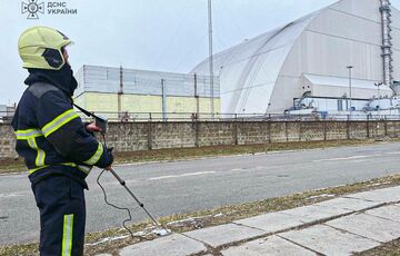 В результате атаки дрона на ЧАЭС повреждена часть одного из энергоблоков и оборудование В результате атаки дрона на ЧАЭС повреждена часть одного из энергоблоков и оборудование