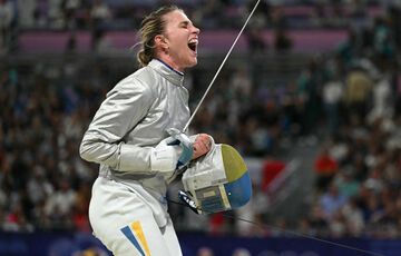 Харлан выставила на аукцион саблю, с которой добыла золото на Олимпиаде-2024 Харлан выставила на аукцион саблю, с которой добыла золото на Олимпиаде-2024