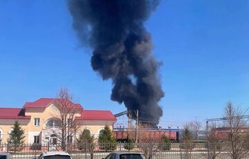 В российском Омске горят емкости с нефтепродуктами: видео В российском Омске горят емкости с нефтепродуктами: видео