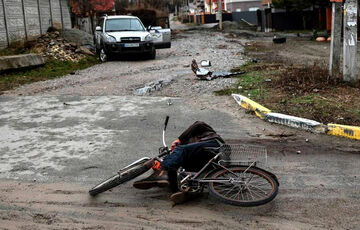 Мужчина на велосипеде: история жуткой фотографии из Бучи  