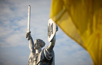У Києві з нагоди Дня Державного прапора підняли унікальний стяг: фото У Києві з нагоди Дня Державного прапора підняли унікальний стяг: фото