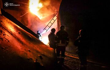 Росіяни вдарили по об'єкту критичної інфраструктури на Чернігівщині: поранено рятувальників Росіяни вдарили по об'єкту критичної інфраструктури на Чернігівщині: поранено рятувальників