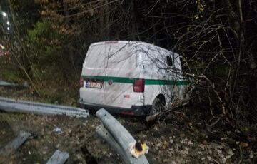 Слетел в овраг: в Киеве инкассаторский автомобиль столкнулся с легковушкой - ВИДЕО