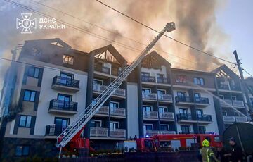 В Буковеле произошел сильный пожар в SPA-отеле: эвакуированы десятки людей