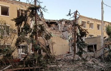 Росіяни розбомбили готель у самому центрі Слов'янська (фото)