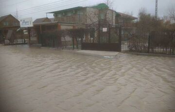 Потужний шторм в курортній Кирилівці затопив десятки баз відпочинку - ВІДЕО