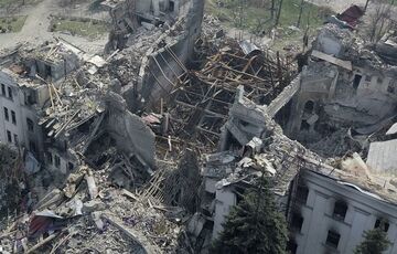 Россия сносит драмтеатр в Мариуполе