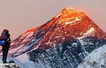 Непал прикриє для туристів Еверест