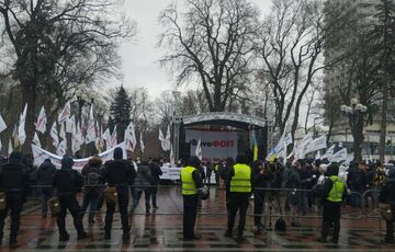 Под стенами ВР сегодня проходят митинги: здание парламента окружено силовиками   Под стенами ВР сегодня проходят митинги: здание парламента окружено силовиками