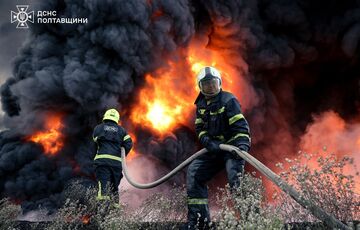 У Полтавській області продовжують ліквідацію масштабної пожежі на підприємстві після російського обстрілу 
