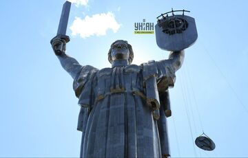 З монумента ”Батьківщина-мати” повністю зняли радянський герб: відео