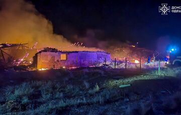 Приміщення фермерського господарства згоріли через російську атаку на Одеську область: фото Приміщення фермерського господарства згоріли через російську атаку на Одеську область: фото