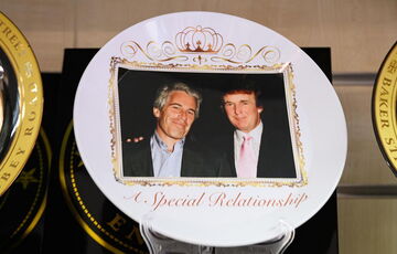 Джеффри Эпштейн предлагал россиянам ”информацию о Трампе”