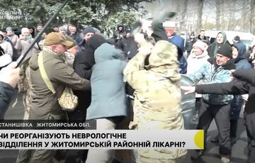 На Житомирщині гендиректора місцевої лікарні кинули у сміттєвий бак: відео