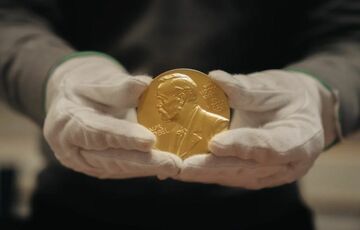 Нобелевскую премию по физике  присудили за работы о машинном обучении нейросетей