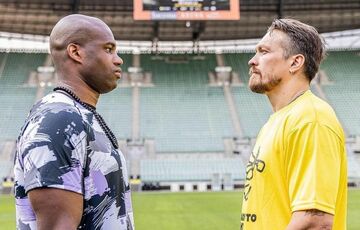 Усик и Дюбуа провели официальное взвешивание перед титульным боем, - ВИДЕО Усик и Дюбуа провели официальное взвешивание перед титульным боем, - ВИДЕО