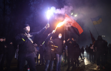 Под ”Феофанией” активисты жгли файеры и разложили асфальт