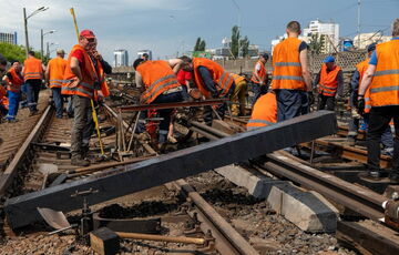 Ремонтні бригади намагаються відновити лінію між станціями Дарниця та Лівобережна