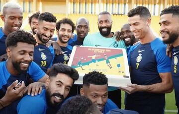 Роналду вручили торт в честь нового бомбардирского рекорда