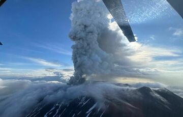 На Камчатке впервые за 600 лет начал извергаться вулкан Крашенинникова