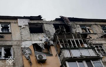 Обстрел Херсона: враг попал в многоэтажку Обстрел Херсона: враг попал в многоэтажку