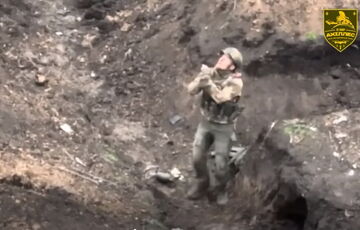 Под Бахмутом оккупант сдался в плен дрону ВСУ: видео Под Бахмутом оккупант сдался в плен дрону ВСУ: видео