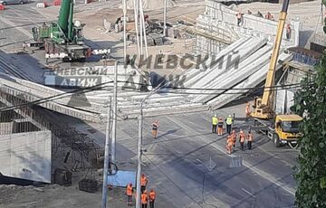 У Києві впали кілька прольотів Дегтярівського мосту на Шулявці: фото
