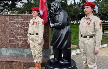 В Мариуполе открыли памятник бабушке с коммунистическим флагом