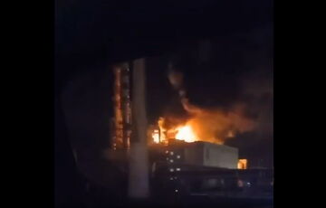 Появилось кадры с моментом взрыва на НПЗ ”Лукойл” в Волгограде Появилось кадры с моментом взрыва на НПЗ ”Лукойл” в Волгограде
