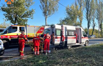 В Запорожье маршрутка врезалась в столб и перевернулась: много пострадавших (фото)