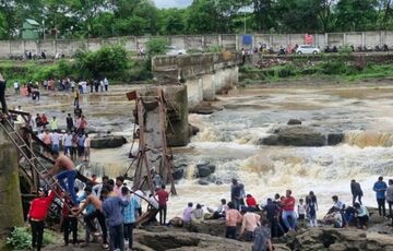 В Індії обвалився туристичний міст