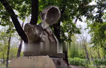 У Маріуполі розбили погруддя Леніна, яке встановили окупанти: відео