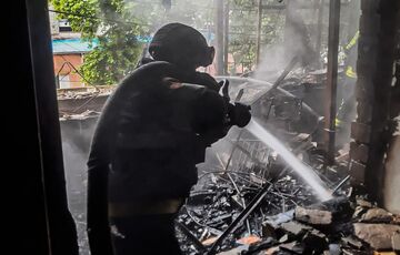 Российский ударный БпЛА влетел в многоэтажку в Херсоне: загорелись квартиры (фото)