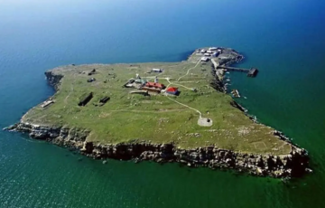 Украина нанесла сокрушительный удар по оккупантам на острове Змеиный, но РФ повторно обстреляла мост в Затоку