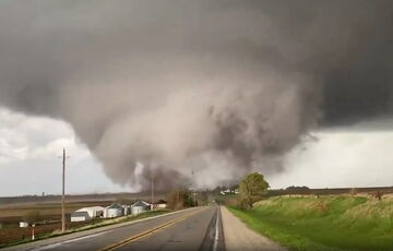 Десятки мощных торнадо пронеслись по территории нескольких штатов в США: видео