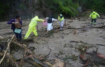 Из-за урагана в Мексике фиксируют первые убытки