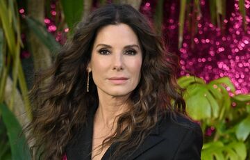 Сандра Буллок вперше з'явилася на публіці після смерті коханого: фото