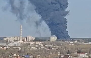 У Курську масштабно горить підшипниковий завод: відео