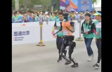 В Китае роботы участвовали в полумарафоне наряду с людьми: видео